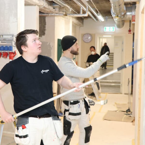 Två elever målar en vägg Två elever målar en vägg