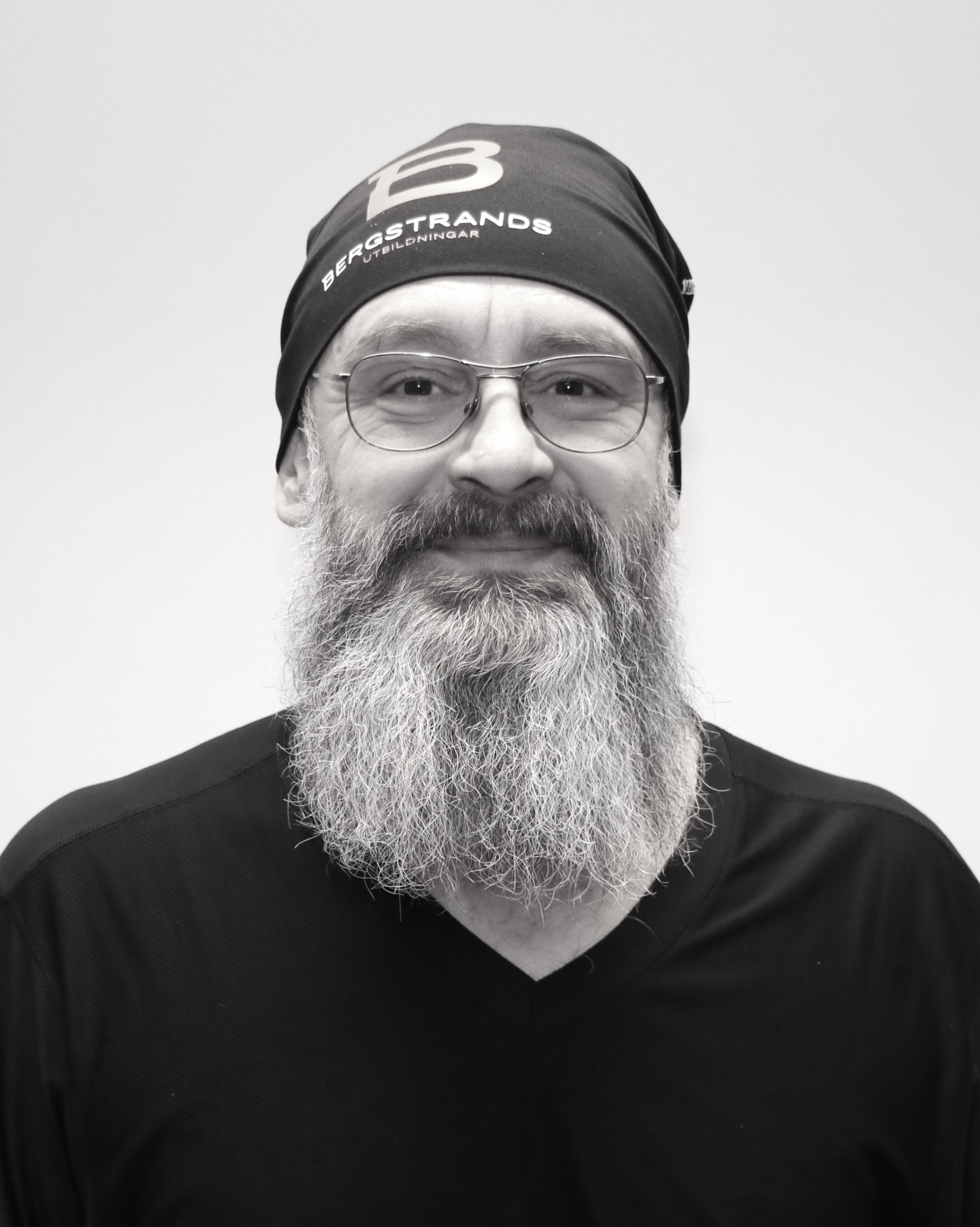 Ett svartvitt foto av en man med skägg.