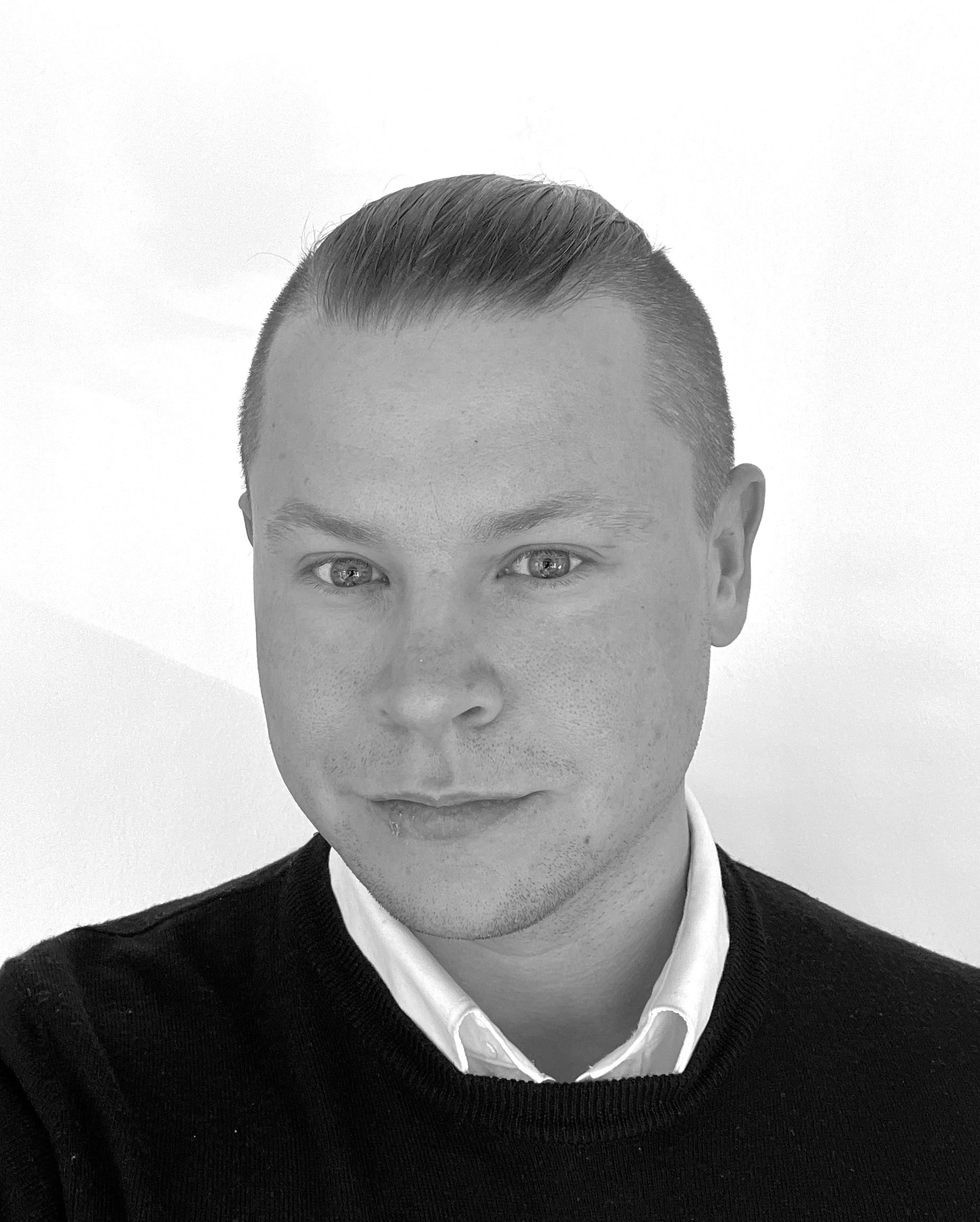 Ett svartvitt foto av en man i en tröja.