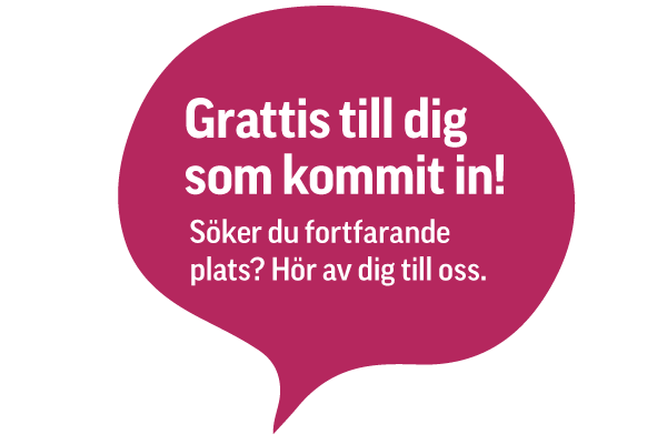 Rosa pratbubbla med svensk text: "Grattis till dig som kommit in! Söker du fortfarande plats? Hör av dig till oss." Översättning: "Grattis till dig som kom in! Letar du fortfarande efter en plats? Kontakta oss.