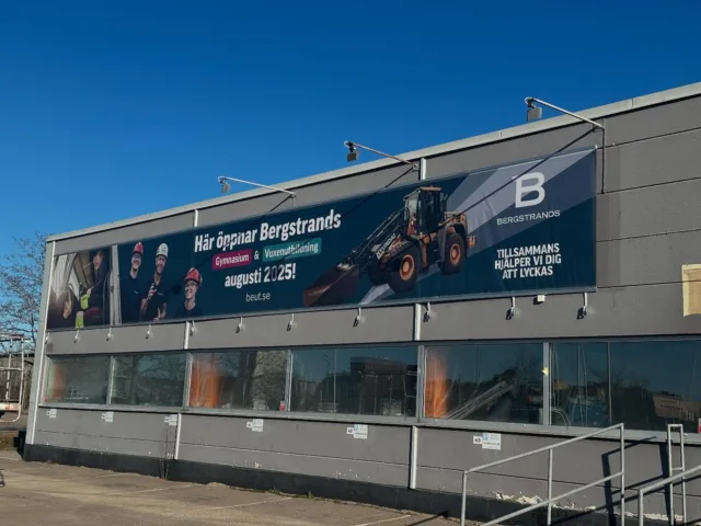 Nu är det full fart på bygget! Våra nya lokaler i Märsta på Östea Bangatan 2 anpassas för att bli moderna skollokaler till hösten och det kommer bli så fint😍 Kom till ÖPPET HUS måndag 28 april kl.16-19 för att få tjuvkika 👀 Hör av dig om du har frågor: marsta@beut.se #fordonochtransportprogrammet #byggochanläggningsprogrammet #lastbilschaufför #snickare #gymnasieval2025
